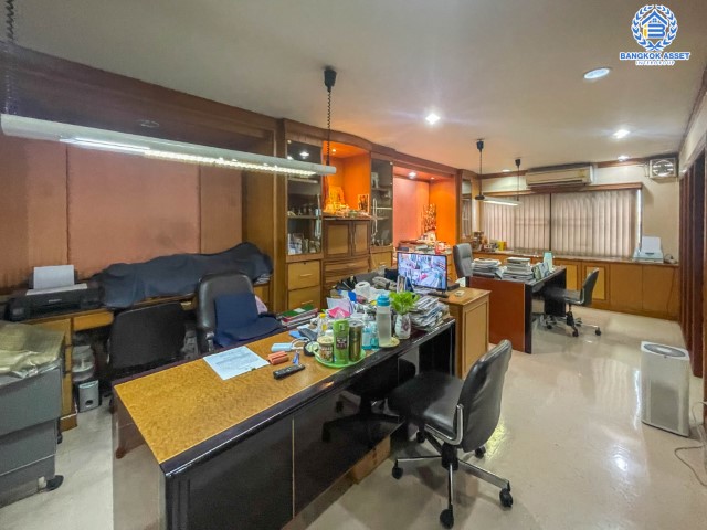 *****อาคารพาณิชย์มือสองย่านนนทบุรี อาคารพาณิชย์ ติดถ.แจ้งวัฒนะ เนื้อที่มากถึง 38 ตร.ว. ฟังก์ชันจัดเต็มถึง 6 ห้องนอน 4 ห้องน้ำ 2 ที่จอดรถ จะทำเป็นบริษัท หรือจะอยู่อาศัยก็ดี บนทำเลศักยภาพสุดๆ ใกล้เซ็นทรัลแจ้งวัฒนะ, รถไฟฟ้า (ในอนาคต) สายสีชมพู "สถานีแจ้งวัฒนะ-ปากเกร็ด 28" และทางด่วน "ศรีรัช"